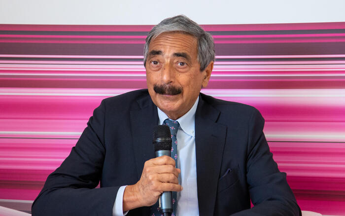 'Cervia, la spiaggia ama il libro' con Bartoletti e Veltroni